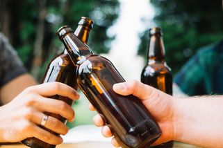 „Potřebuji jen skleničku, pivo jsem si přinesl své,“ sdělil host restaurace - Médium.cz